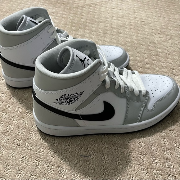 Jordan | Air Jordan 1 Women’s ‘Grey Fog’ Mid - Picture 7 of 11